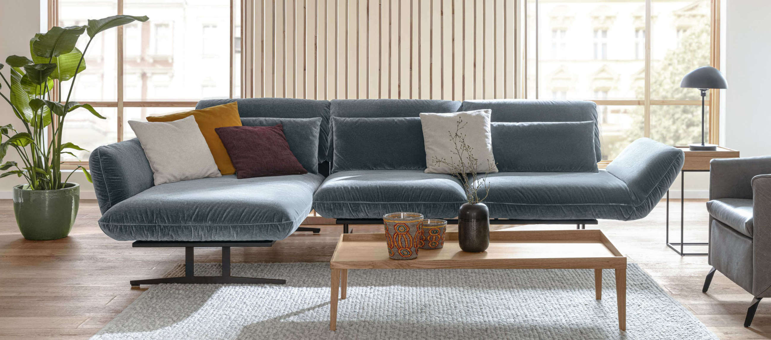 Das Sofa Messina als Ecksofa mit einem Longchair und 2-Sitzer. Hochwertiger Velour als Bezug. Signet Sofa Messina als Ecksofa.