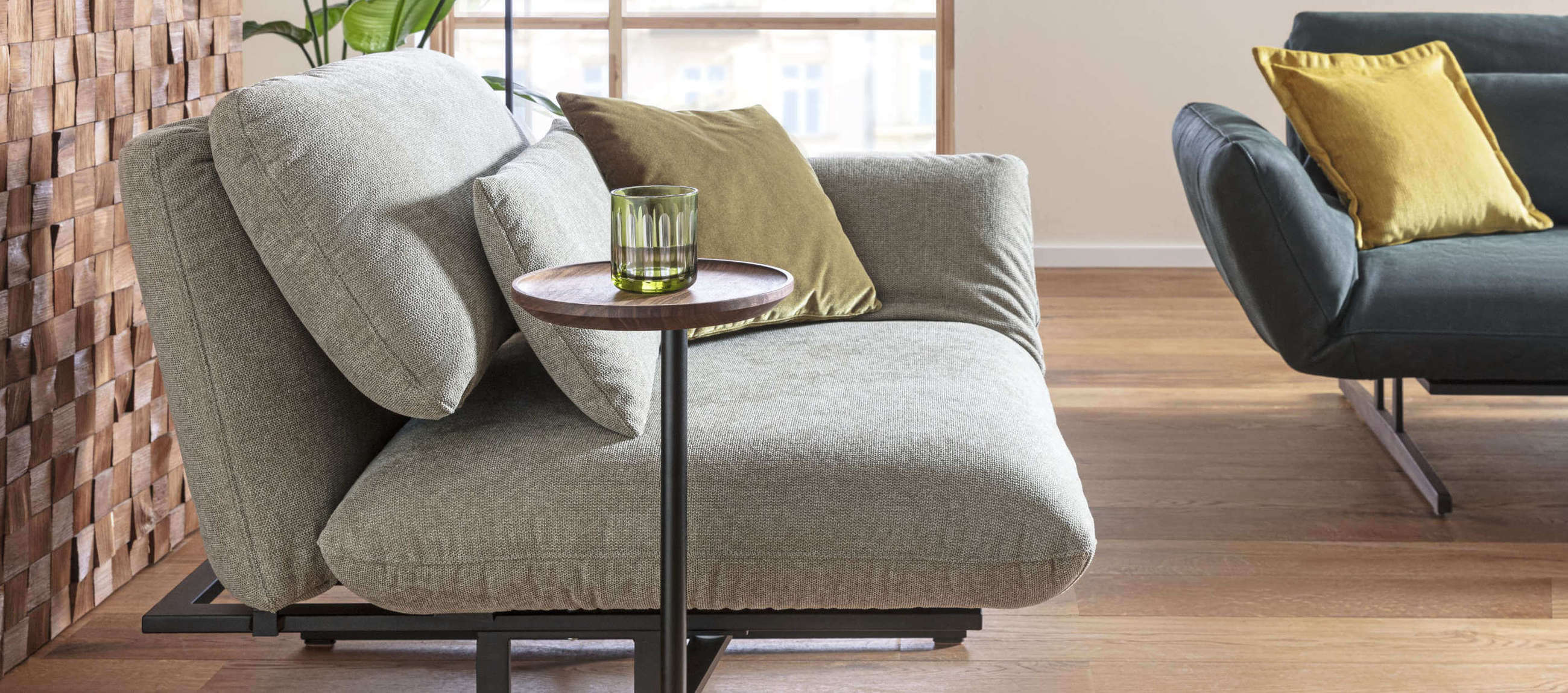 Signet Messina als Funktionssessel und einem Tisch. Signet Messina Sessel