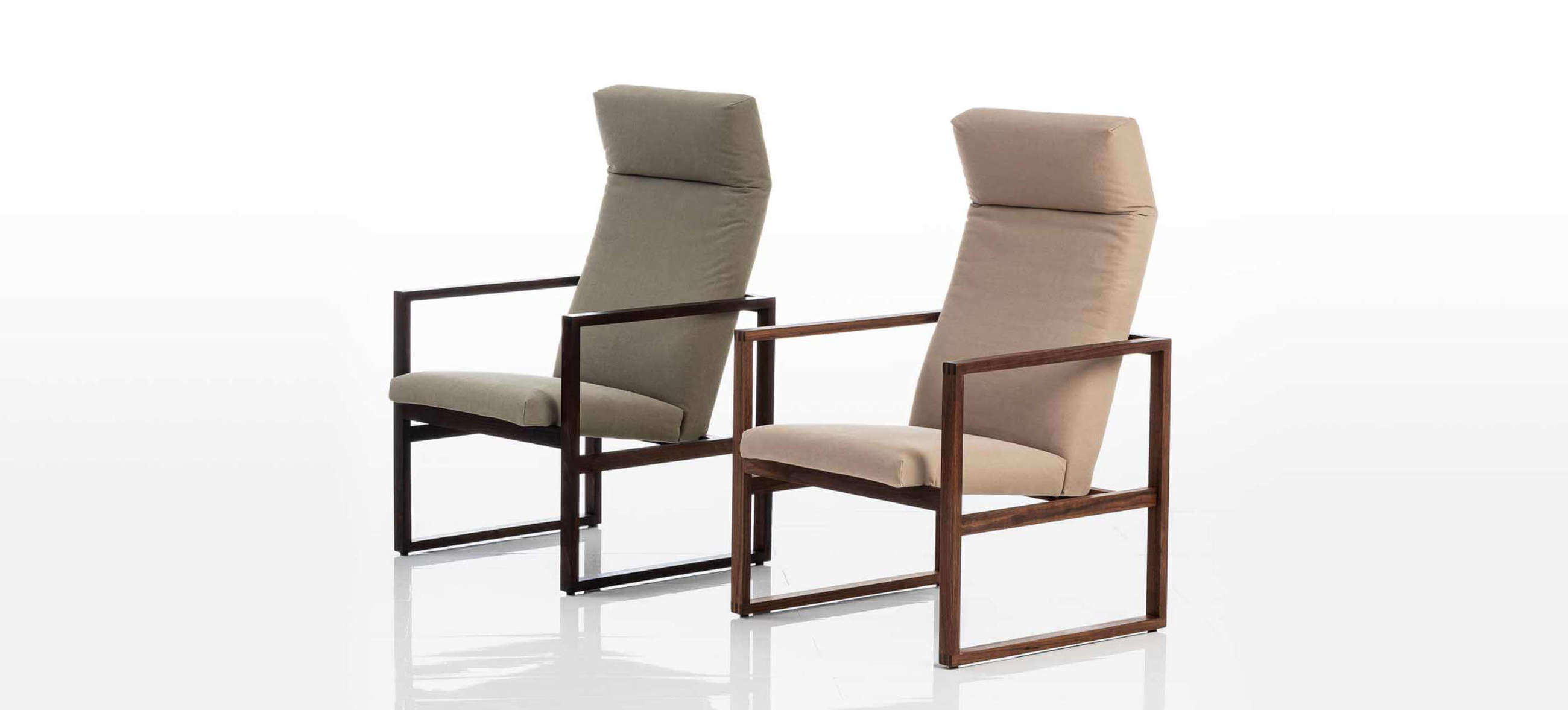 Zwei Sessel Grace wood high von Bruehl mit dunklen Eichenholz und Stoff. Bruehl Grace wood high Sessel Eichenholz Stoff