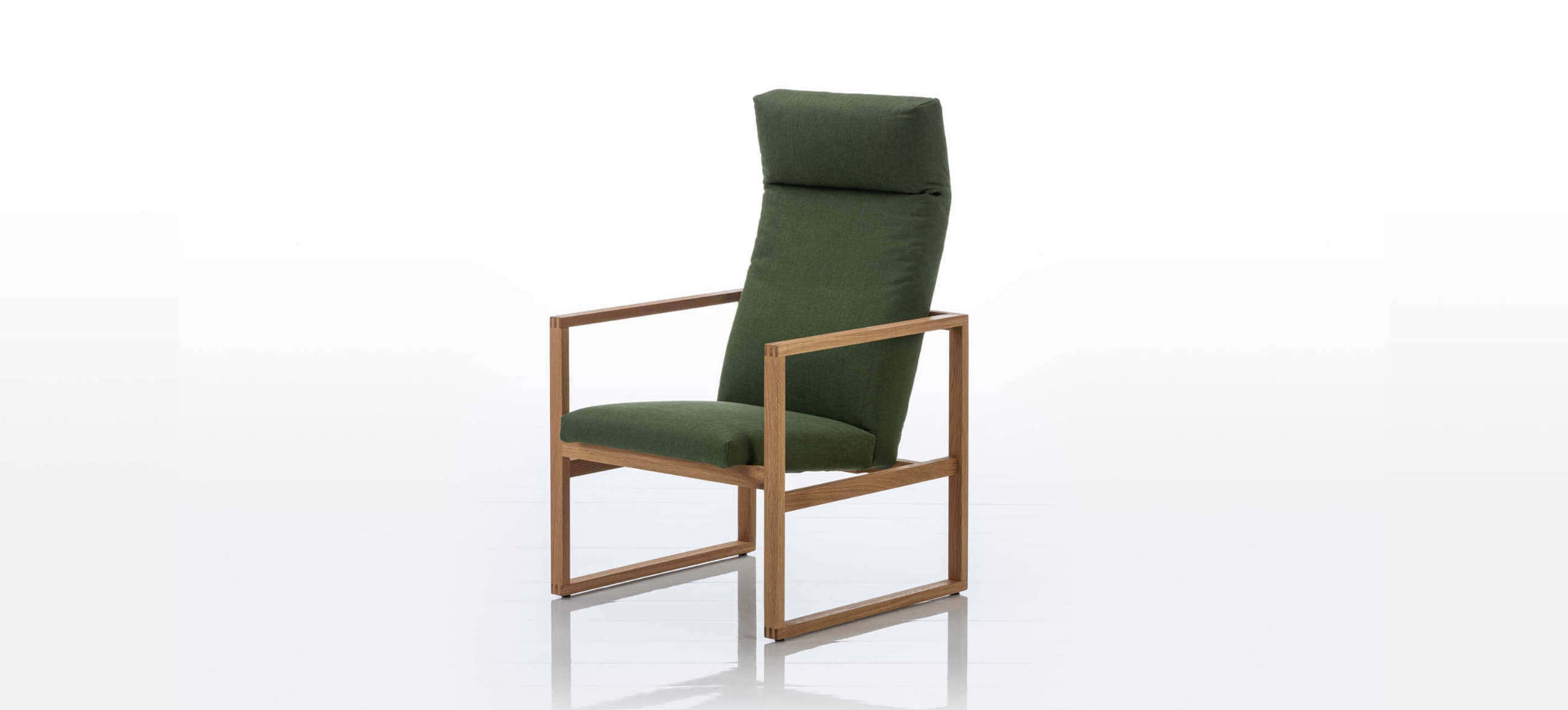 Sessel Grace wood high mit hellen Eichenholz und Stoffbezug. Sessel Bruehl grace wood high Eichenholz Stoff