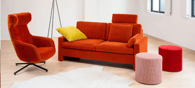 Sofa Alba von Brühl mit Stoffbezug und fester Armlehne. Sofa Alba von Bruehl mit roten Stoffbezug.