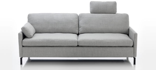 Sofa Alba von Bruehl mit Stoffbezug, legeren Polster, schmalen Armlehnen h und Kopfstützen. Sofa Alba von Bruehl mit legeren Polster und weichen Stoffbezug.