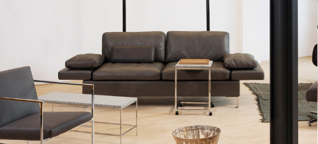 Bruehl Sofa Alba mit Lederbezug. Bruehl Sofa Alba mit Lederbezug, klappbaren Armlehnen, weichen Polster und Metallfüßen.