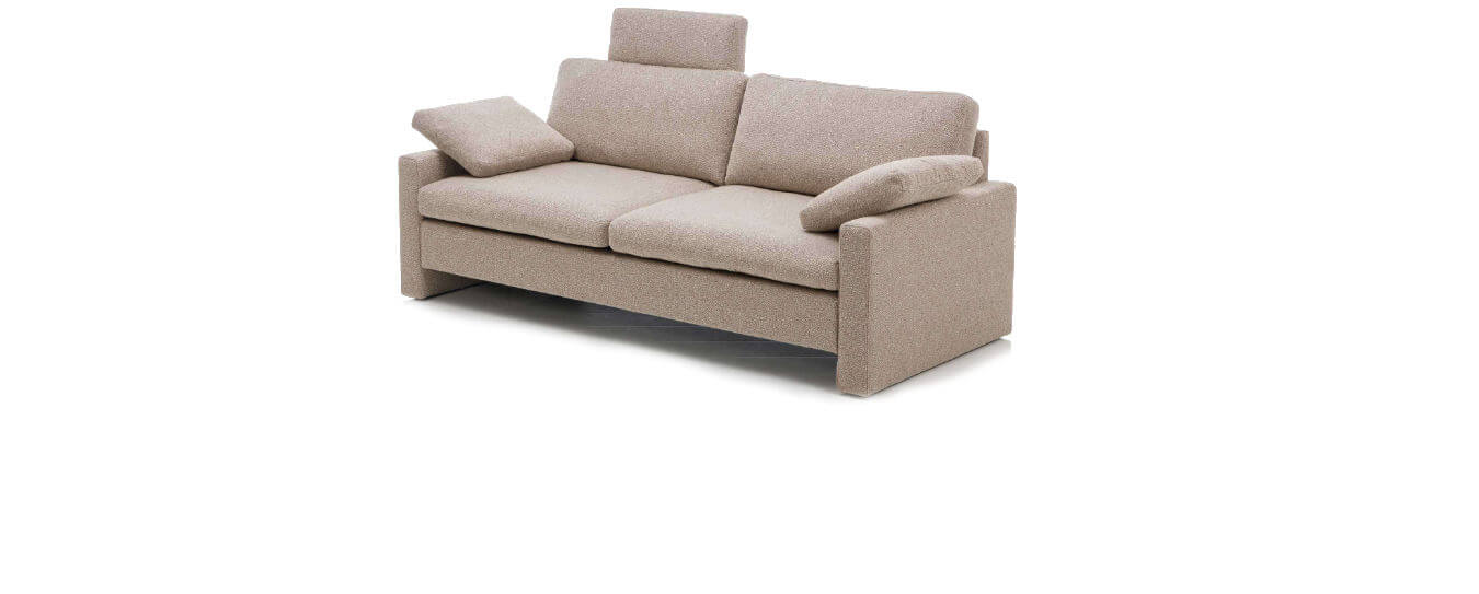 Bruehl Alba Sofa mit Stoffbezug und Kopfstützen. Brühl Alba Sofa mit einem hellen Stoffbezug, festen Armlehnen D, legeren Sitzpolster und Kopfstützen.
