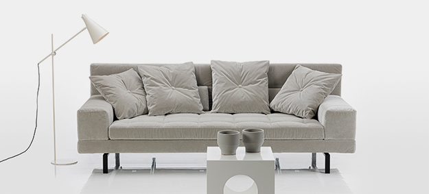 Das Sofa Amber von Brühl mit breiten Armlehnen. sofa amber brühl grau