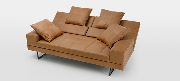 Das Sofa Amber von Brühl mit breiten Armlehnen in Leder. sofa amber brühl leder cognac