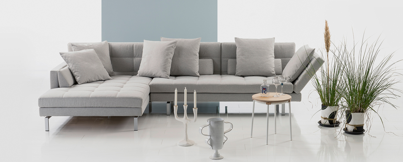 Das Ecksofa Amber von Brühl mit schmalen Armlehnen. ecksofa gruppe amber bruehl grau