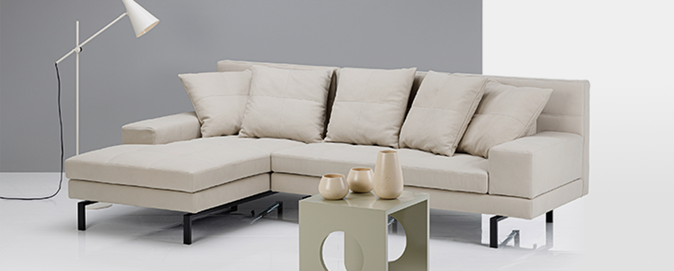 Das Ecksofa Amber von Brühl mit breiten Armlehnen. ecksofa gruppe amber bruehl beige