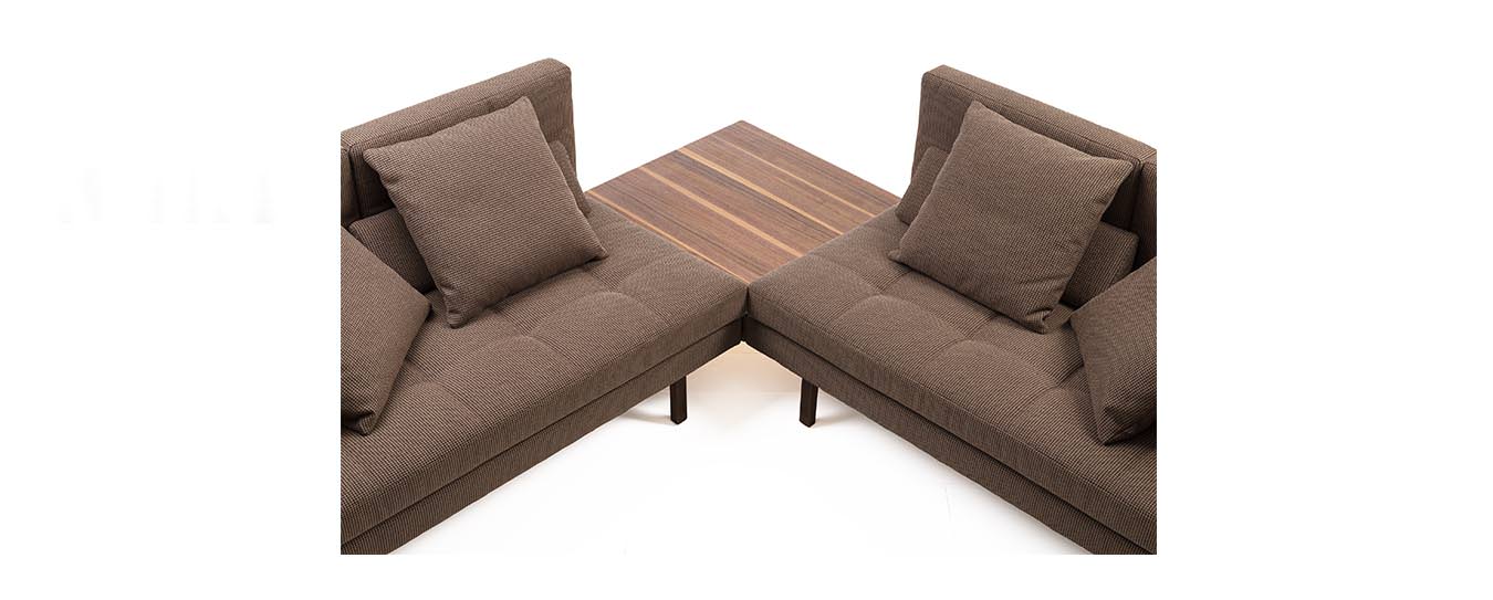 Die Bruehl Amber Eckgruppe mit Tisch. Bruehl Amber Eckgruppe