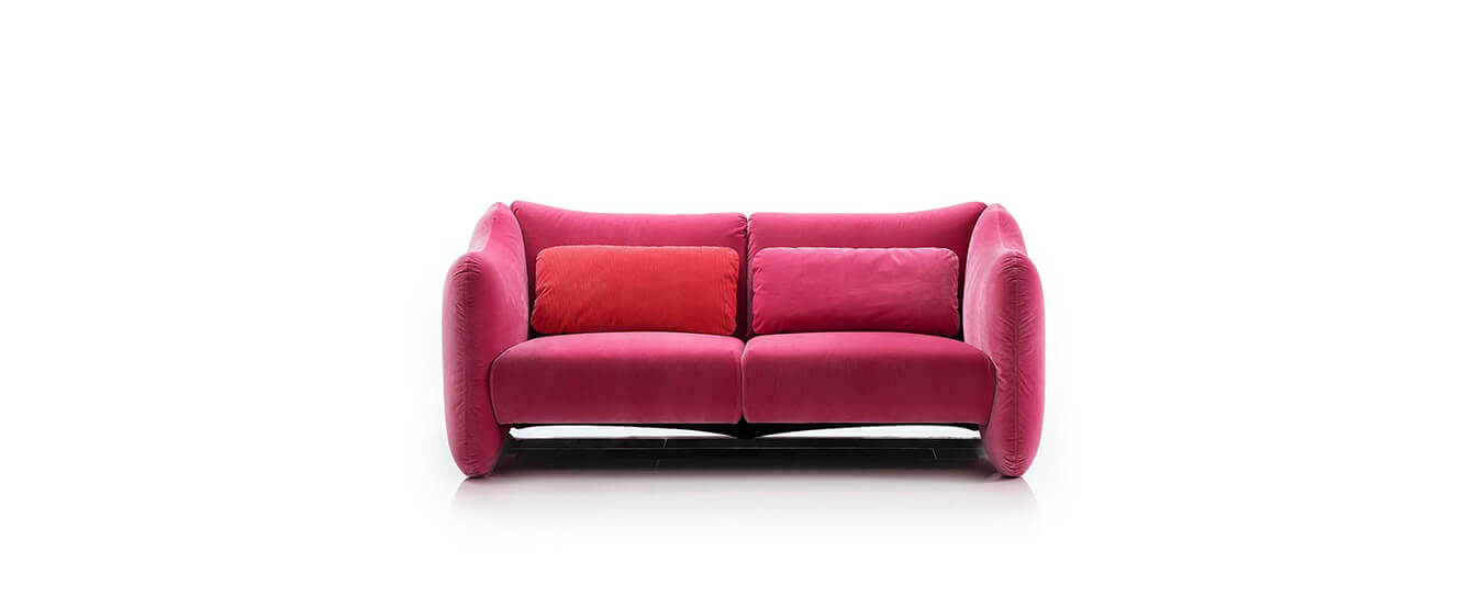 Das Sofa Bongo Bay von Brühl als 2,5-Sitze in einem pinken Bezug. Sofa Bongo Bay Brühl pink Stoff