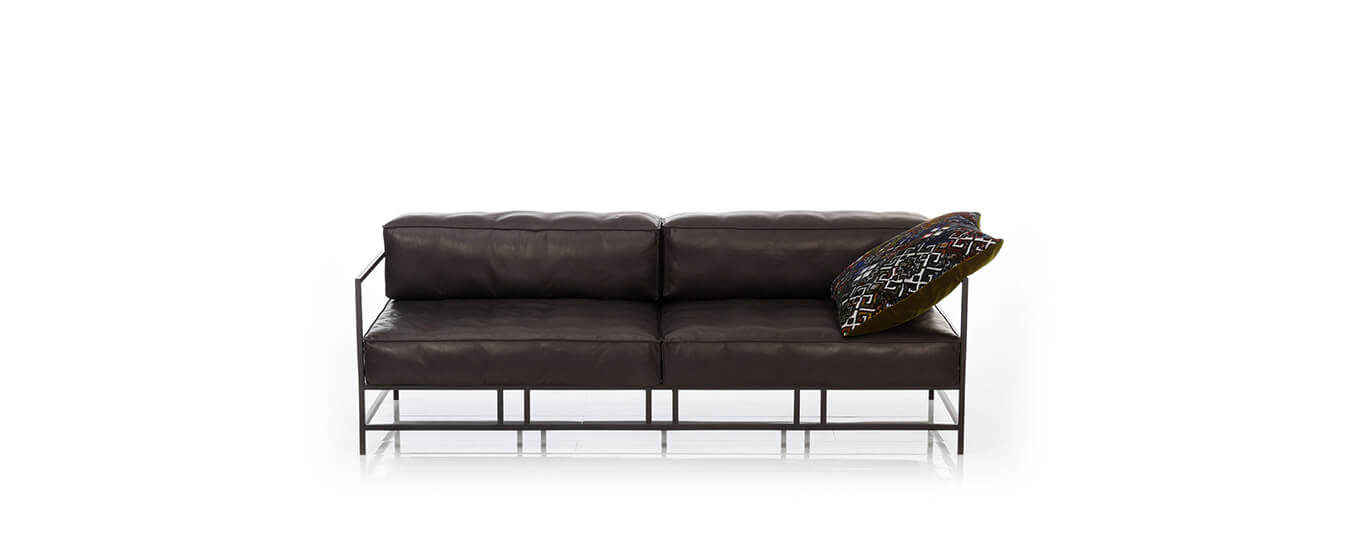 Das Sofa Easy Pieces Forever mit Leder und schwarz pulverbeschichteten Metallrahmen. Sofa Easy Pieces Forever Leder Metall schwarz pulverbeschichtet