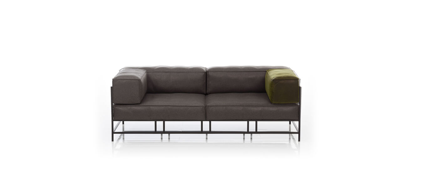 Das Easy Pieces Forever Sofa von Bruehl mit Leder und schwarz pulverbeschichteten Metallgestell. Sofa Bruehl Easy Pieces Leder Metall schwarz pulverbeschichtet