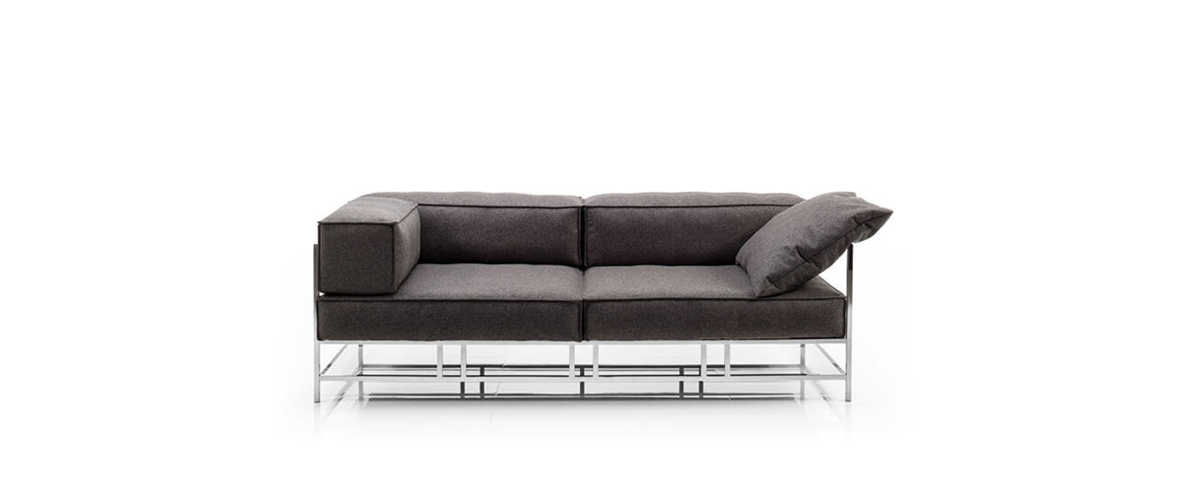 Das Easy Pieces Forever mit einem breiten und einem schmalen Kissen und Metallgestell. Sofa Easy Pieces Forever Brühl