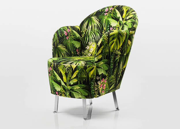 Der Sessel Floret von Brühl in einem grünem Musterstoff. Sessel Floret Brühl