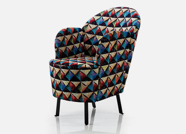 Der Sessel Floret von Brühl in einem geometrischen Musterstoff. Sessel Floret Brühl
