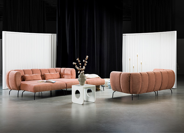 Das Sofa Magnolia von Brühl in rosa Stoff mit passendem Hocker. sofa hocker magnolia brühl rosa