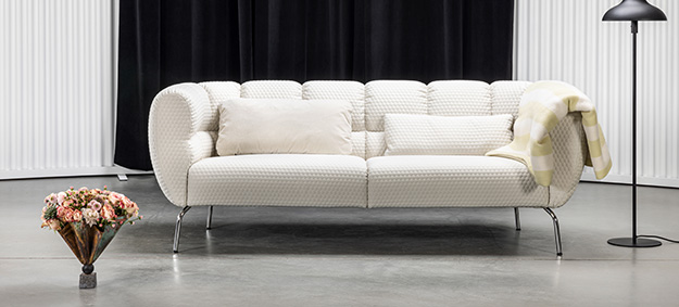 Das Sofa Magnolia von Brühl in weißem Stoff. sofa magnolia brühl
