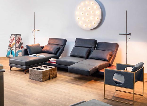 Das Ecksofa Moule medium von Brühl mit Ablage und Lederbezug. Ecksofa Moule medium Brühl Ablage Leder Funktionssofa Schlafsofa