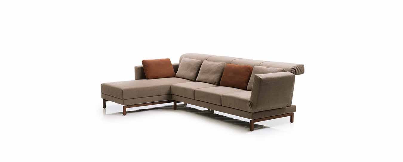 Das Moule small Ecksofa von Brühl mit schmalen Longchair und 3-Sitzer. Ecksofa Moule small Bruehl Longchair 3-Sitzer