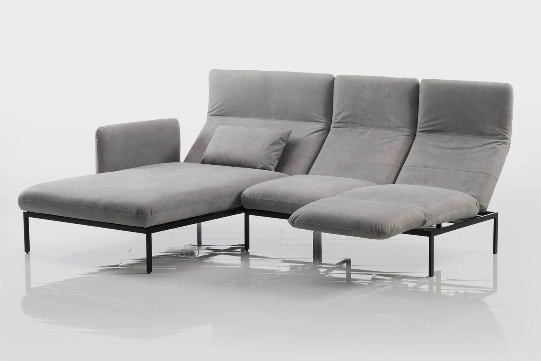 Das Ecksofa roro mit aufgeklapptem Rücken der Firma Brühl. Ecksofa roro Brühl Funktionssofa leder grau