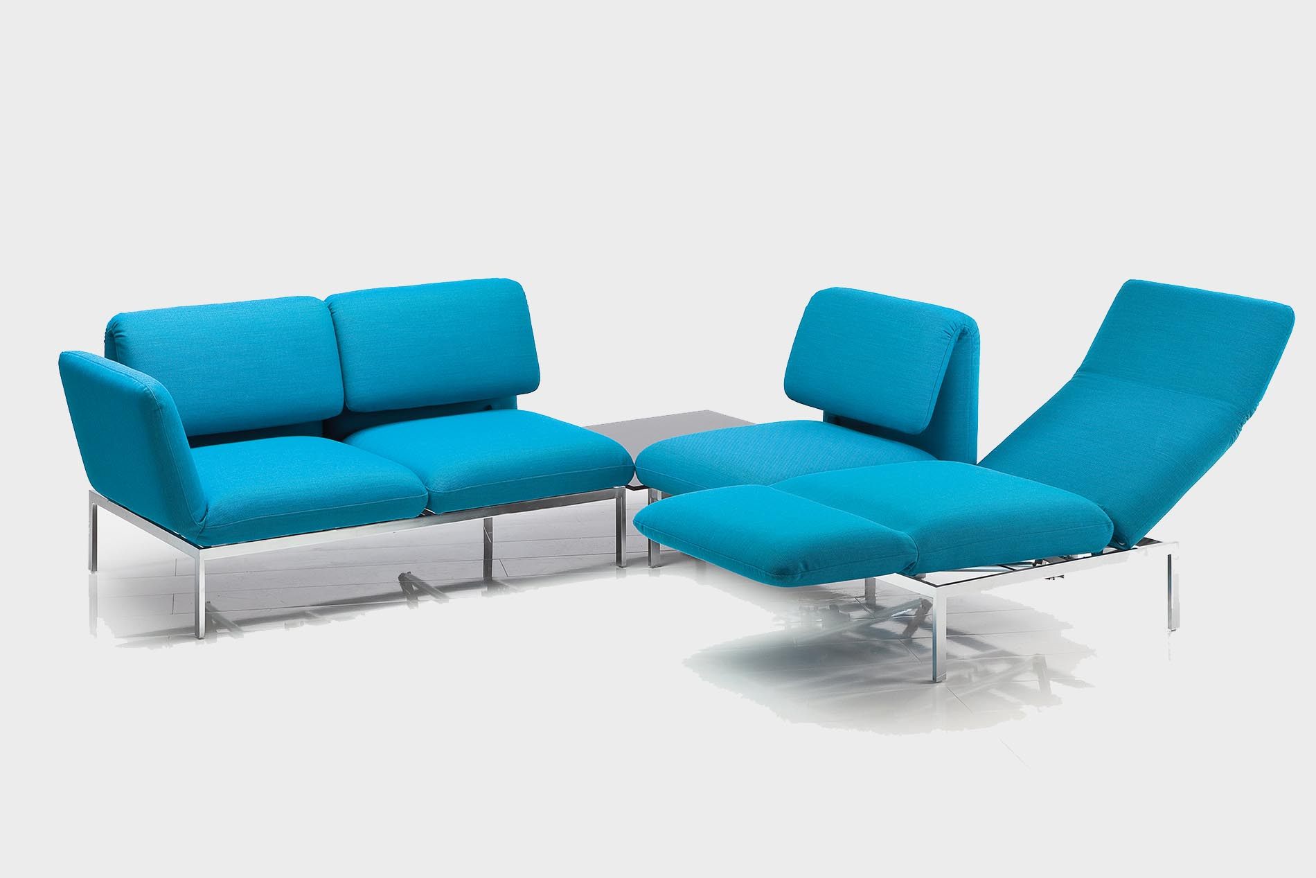 Das Ecksofa Roro von Bruehl mit zwei 2-Sitzern und einem Einhängtisch. Roro Bruehl Ecksofa 2-Sitzer Einhängtisch
