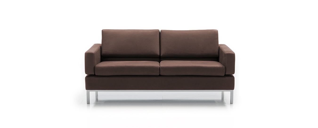 Hier sehen Sie das Sofa Tomo von Brühl im Leder Oliva, Farbe 20. Brühl Sofa Tomo Leder Oliva
