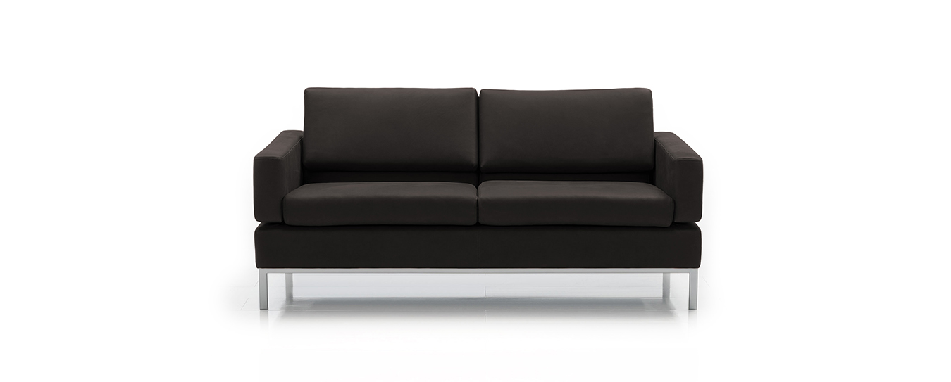 Hier sehen Sie das Sofa Tomo von Brühl im Leder Oliva, Farbe 22. Brühl Sofa Tomo Leder Oliva