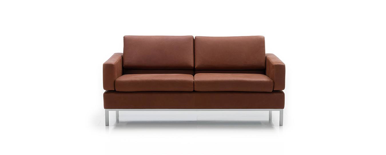Hier sehen Sie das Sofa Tomo von Brühl im Leder Oliva, Farbe 25. Brühl Sofa Tomo Leder Oliva
