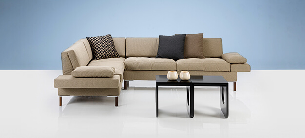 Das Ecksofa Tomo soft von Brühl in beige-farbenem Stoff. ecksofa sofa tomo soft bruehl