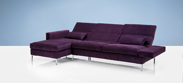 Das Ecksofa Tomo soft von Brühl in lila Velourstoff. ecksofa sofa tomo soft bruehl