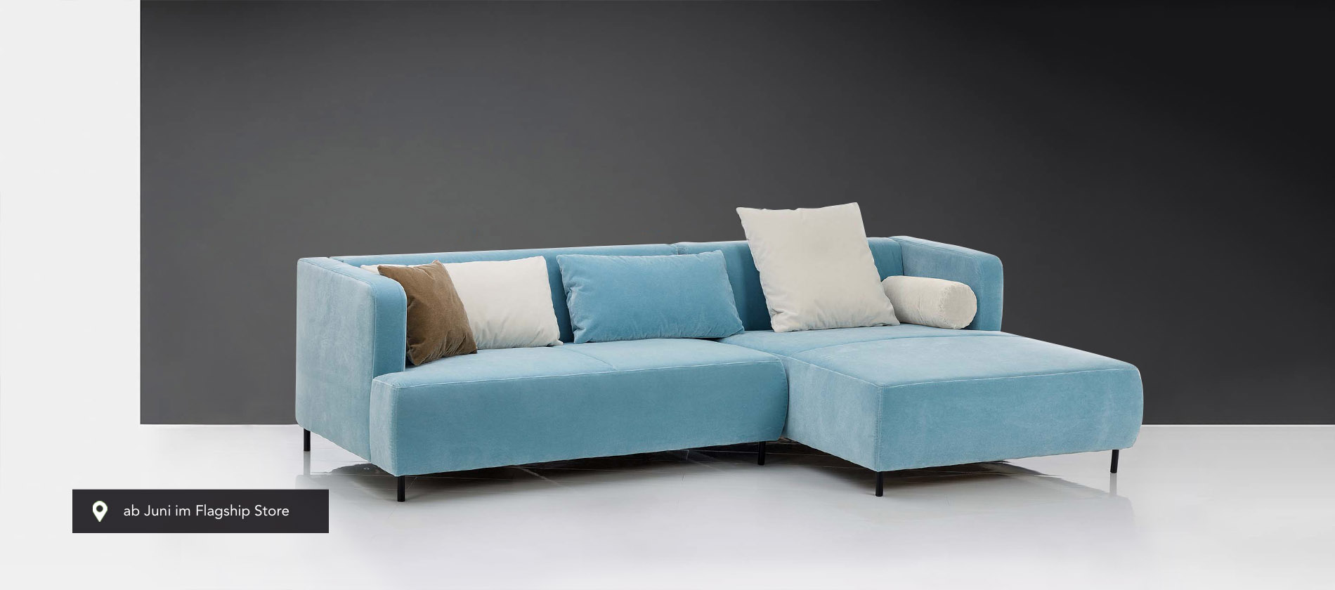 Das Ecksofa Aoyama von Brühl in hellblauem Stoff. ecksofa aoyama brühl
