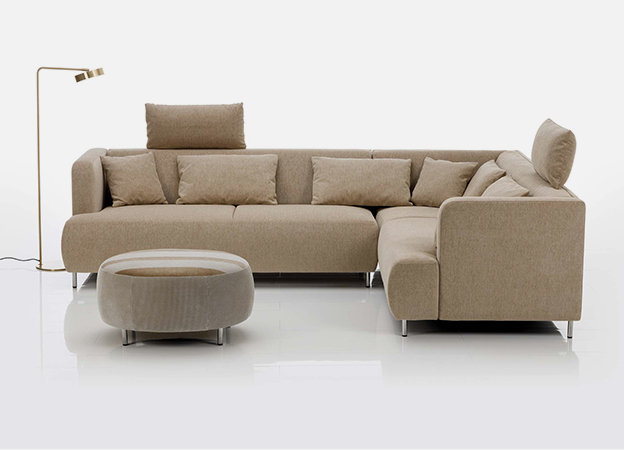 Das Ecksofa Aoyama von Brühl mit integrierten Kopfstützen. ecksofa aoyama brühl kopfstütze