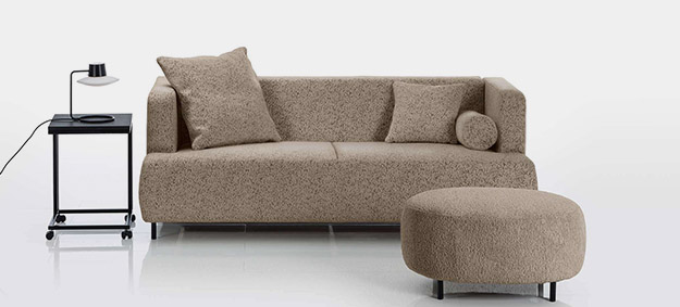 Das Sofa Aoyama von Brühl in braunem Stoff. sofa aoyama brühl hocker