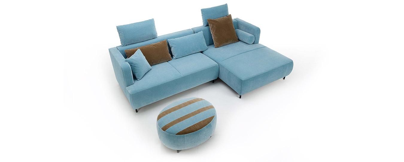 Das Ecksofa und Hocker Aoyama von Brühl. ecksofa aoyama brühl hellblau