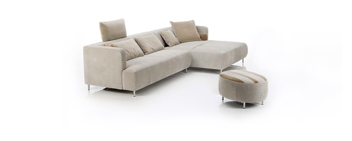 Das Ecksofa Aoyama von Brühl mit passendem Hocker. ecksofa aoyama brühl
