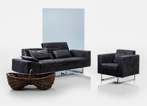 Funktionsofa und Sessel Embrace von Brühl in einem glatten Naturleder. Funktion Sofa Sessel Embrace Leder