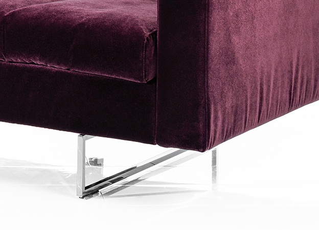 Die Metallfüße des Sofas Embrace von Brühl. Metall Füße Embrace Brühl