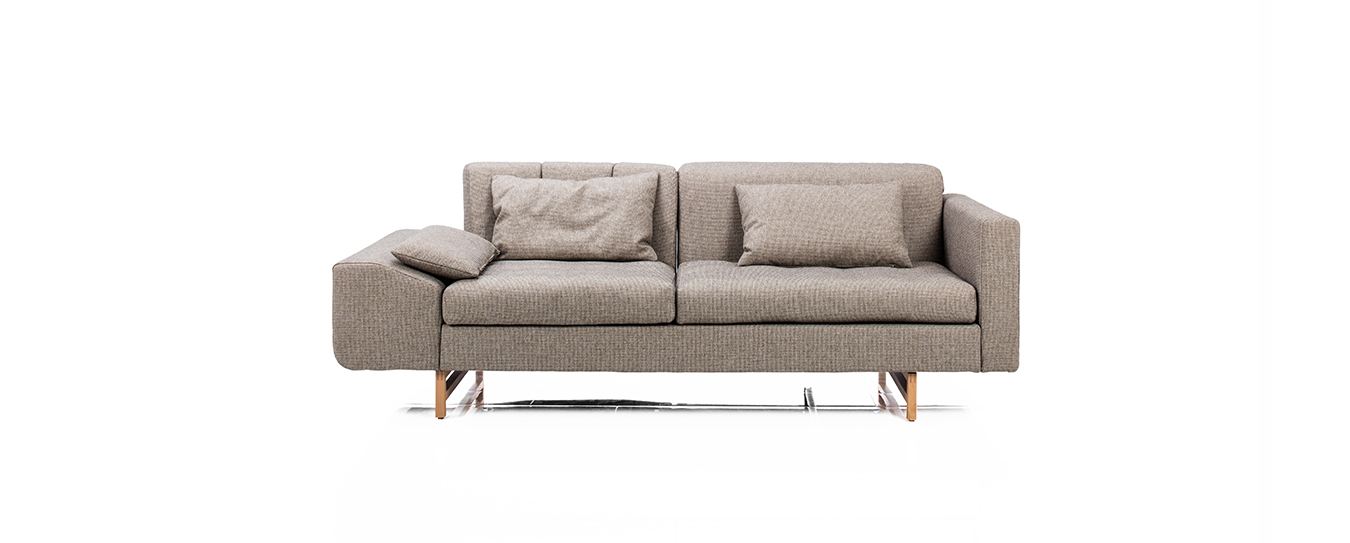 Das asymmetrische Sofa Embrace von Brühl mit Holzfüßen. Sofa Embrace Brühl asymmetrisch