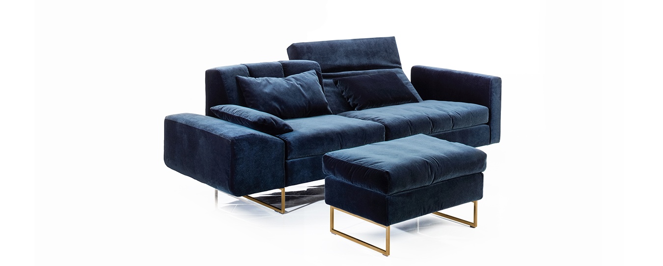 Das Funktionssofa Embrace von Brühl und passendem Hocker. Sofa Hocker Embrace Brühl