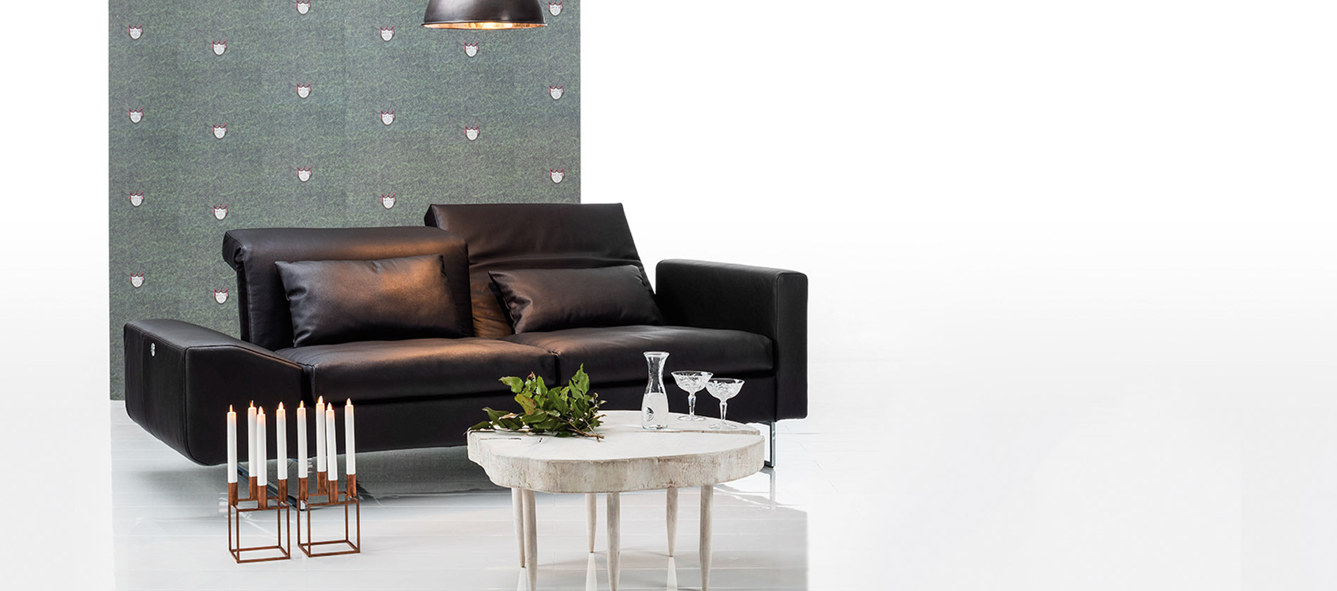 Das Funktionssofa Embrace von Brühl in schwarzem Leder. Sofa Funktionssofa Embrace Brühl Leder