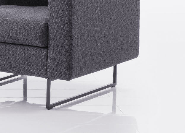 Schwarz pulverbeschichtete Kufen des Sofas Embrace. Sofa Embrace Bruehl Kufen schwarz pulverbeschichtet