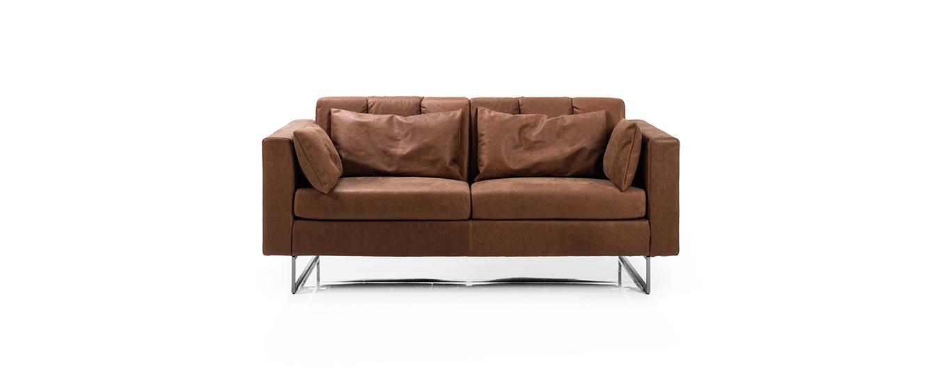 Das Sofa Embrace mit zwei höhenverstellbaren Rücken von Brühl. Sofa Embrace Brühl