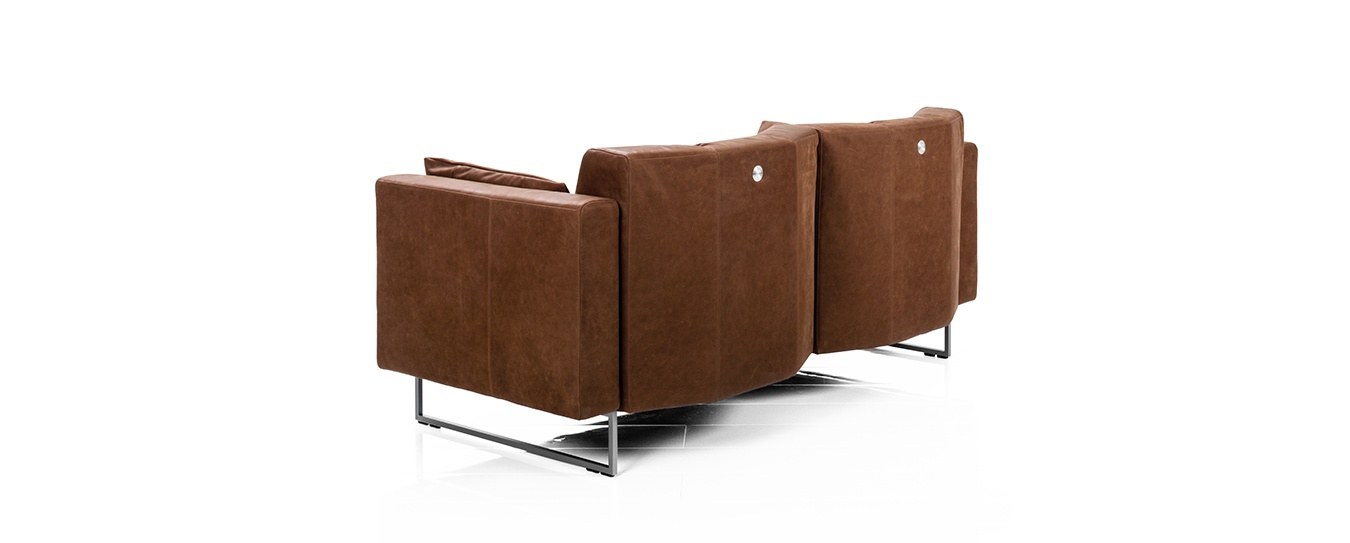 Die Rückansicht des Sofas Embrace von Brühl. Sofa Embrace Brühl