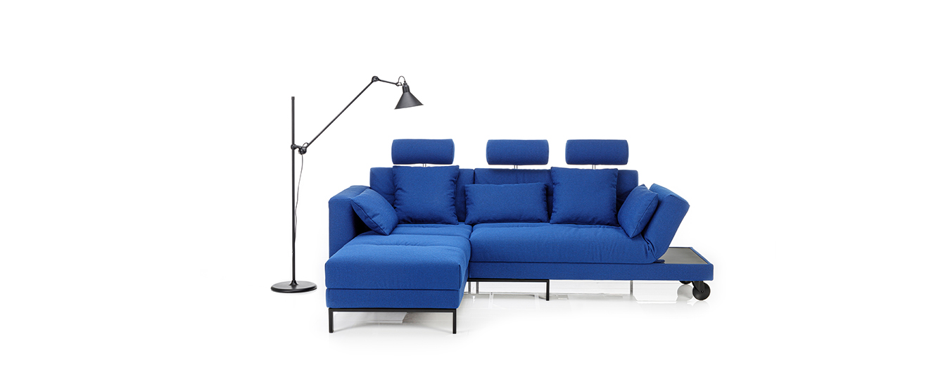 Das Schlafsofa Four-Two soft von Brühl in blauem Stoff. ecksofa schlafsofa four two soft brühl