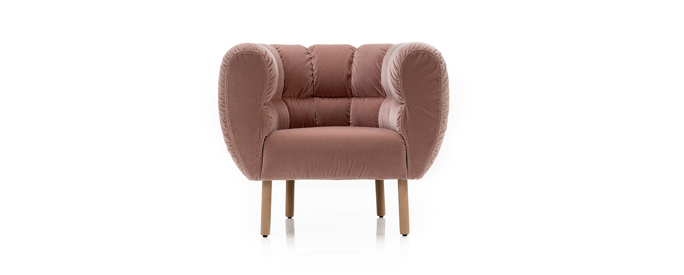 Der Sessel Magnolia von Brühl in rosa Velourstoff. sessel magnolia brühl rose holzfuss