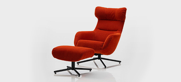 Der Loungesessel Victor von Brühl in einem Cord-Velour-Stoff. loungesessel sessel victor bruehl rot