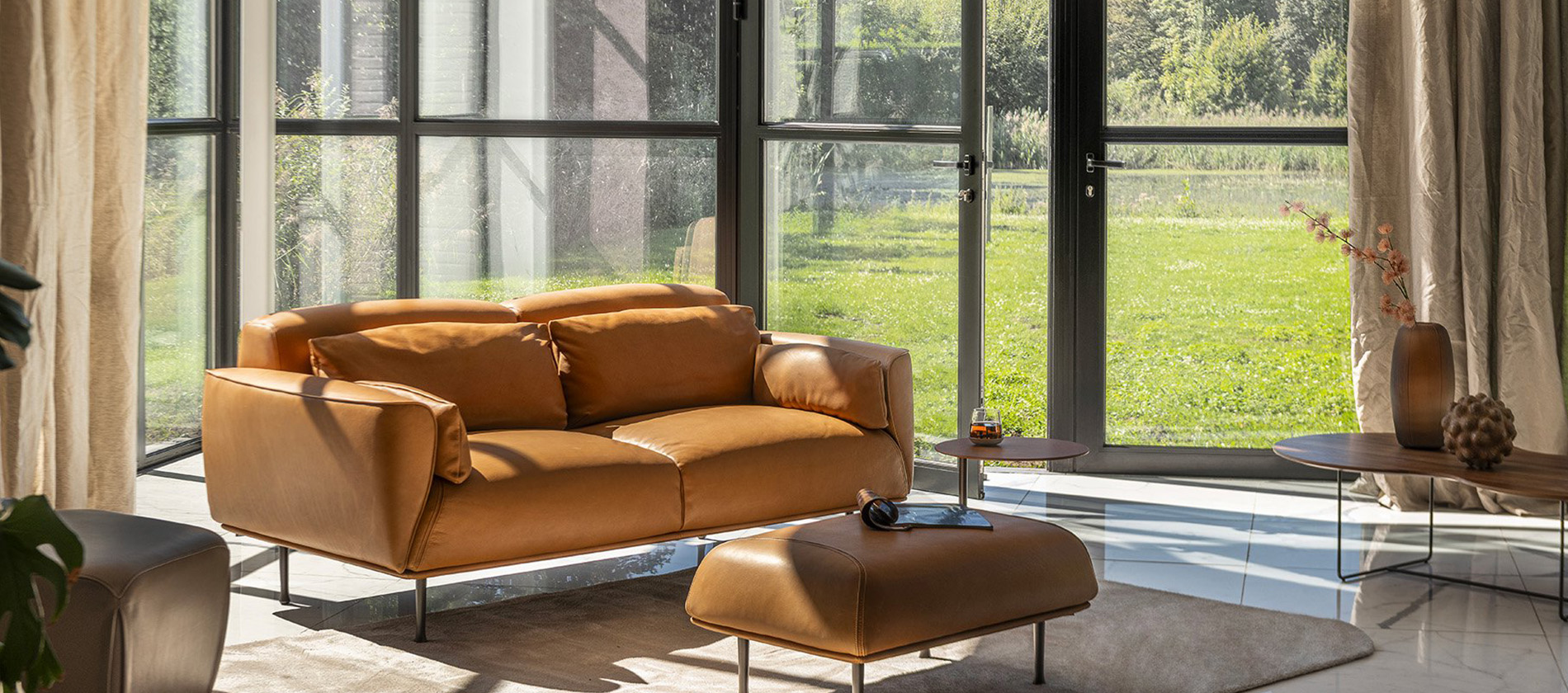 Das Sofa Eden von Jori mit Hocker. sofa jori eden leder