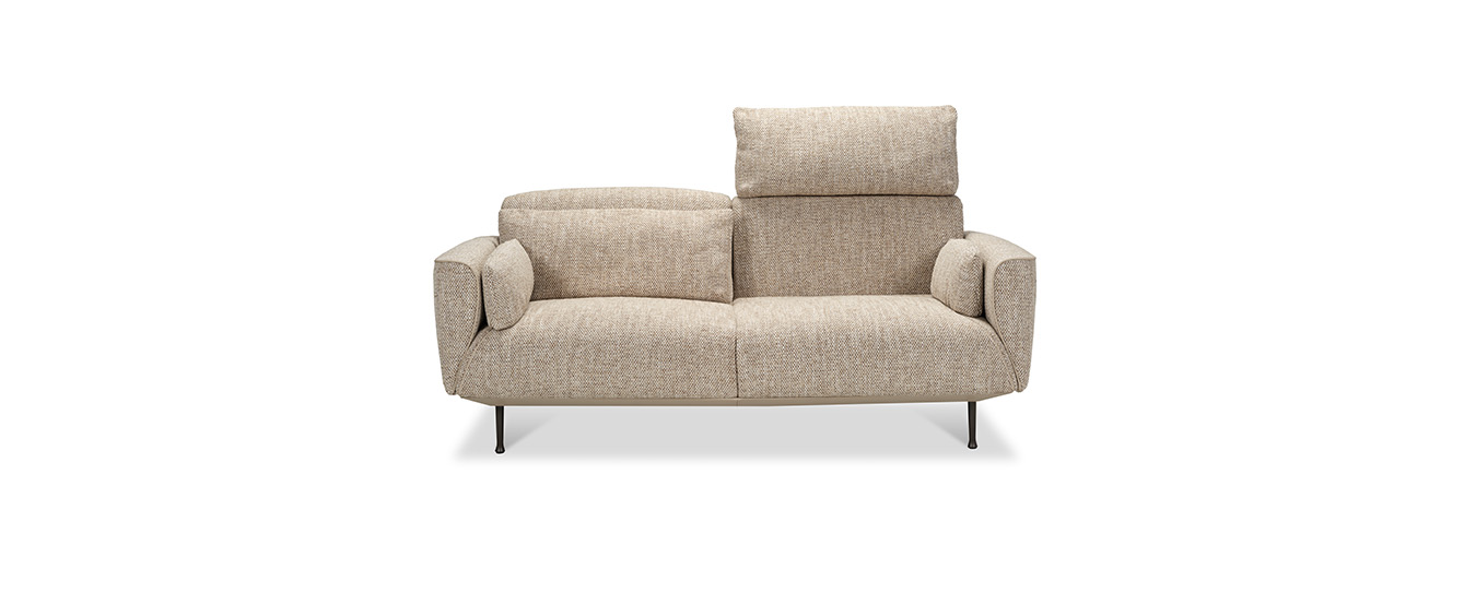 Das Sofa Eden von Jori mit integrierter Kopfstütze. sofa eden jori stoff dodo kopfstütze