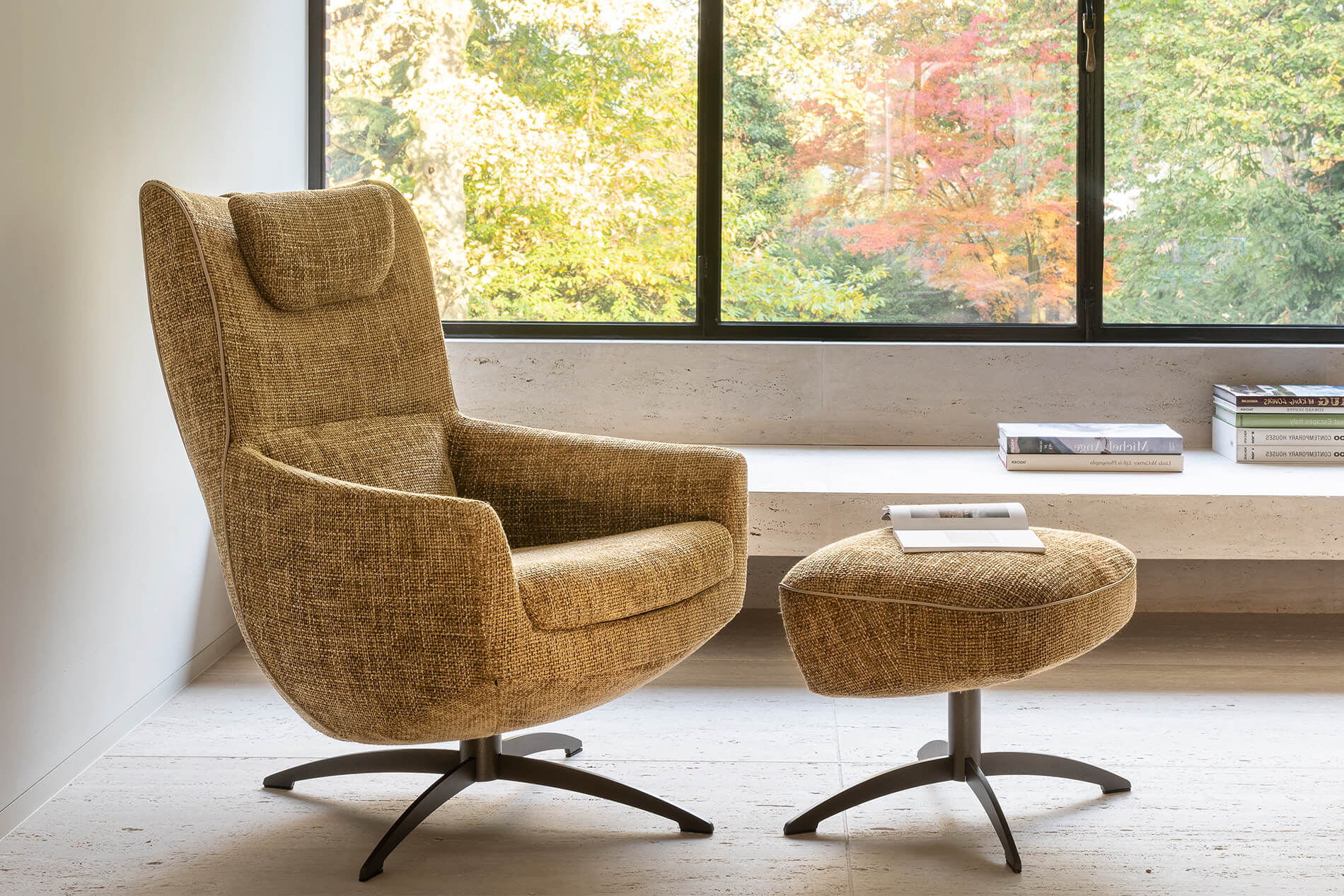 Der Loungsessel Griffon von Jori mit passendem Hocker. Loungesessel Sessel Griffon Jori