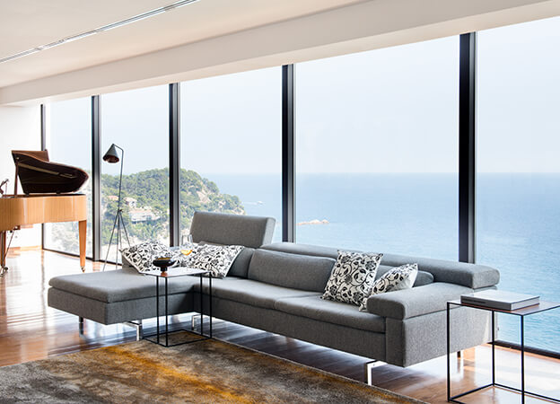 Das Ecksofa Shiva von Jori in grauem Stoff. ecksofa sofa shiva jori grau